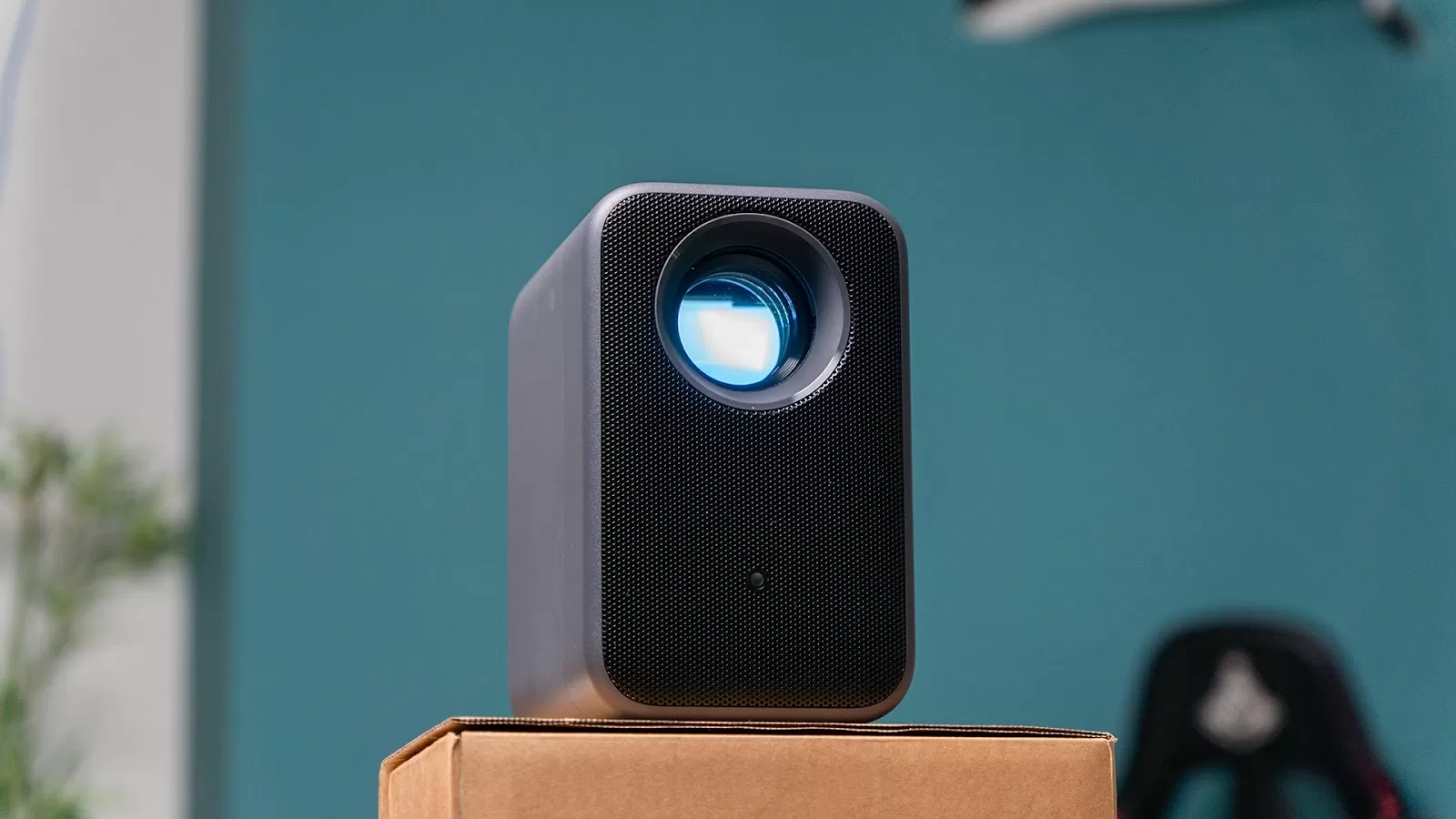 Nâng cấp trải nghiệm giải trí ngày Tết với máy chiếu nhỏ gọn Xiaomi Smart Projector L1 Pro