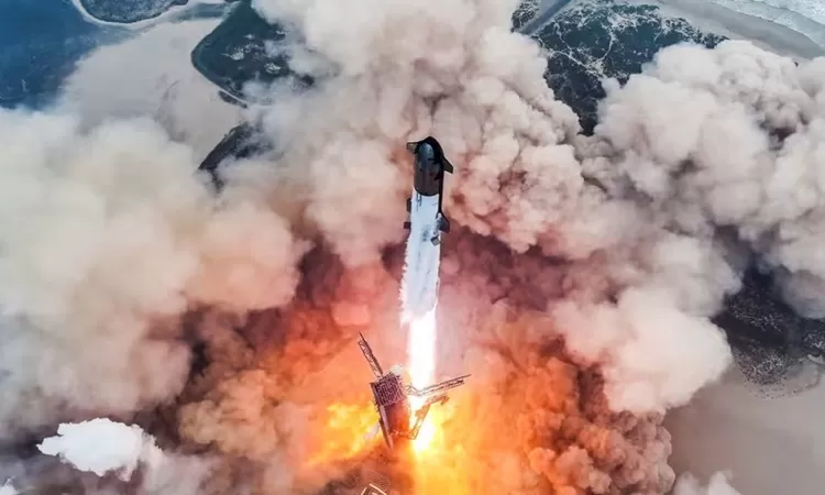 SpaceX trải nghiệm hai cung bậc cảm xúc trong một buổi sáng: tên lửa nổ tung, nhưng “đũa máy” gắp thành công tầng đẩy