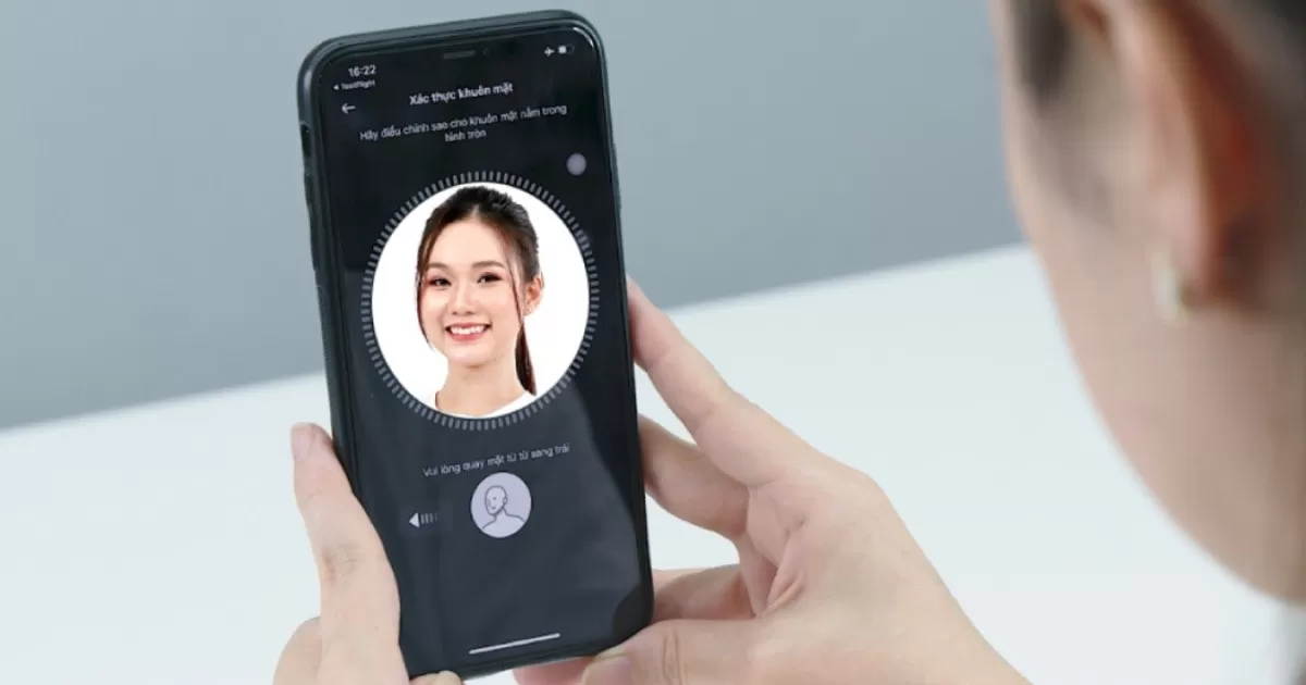 Ngân hàng bỏ yêu cầu quay phải, quay trái khi xác thực khuôn mặt, chuyển sang chụp ảnh gần, xa để tăng bảo mật